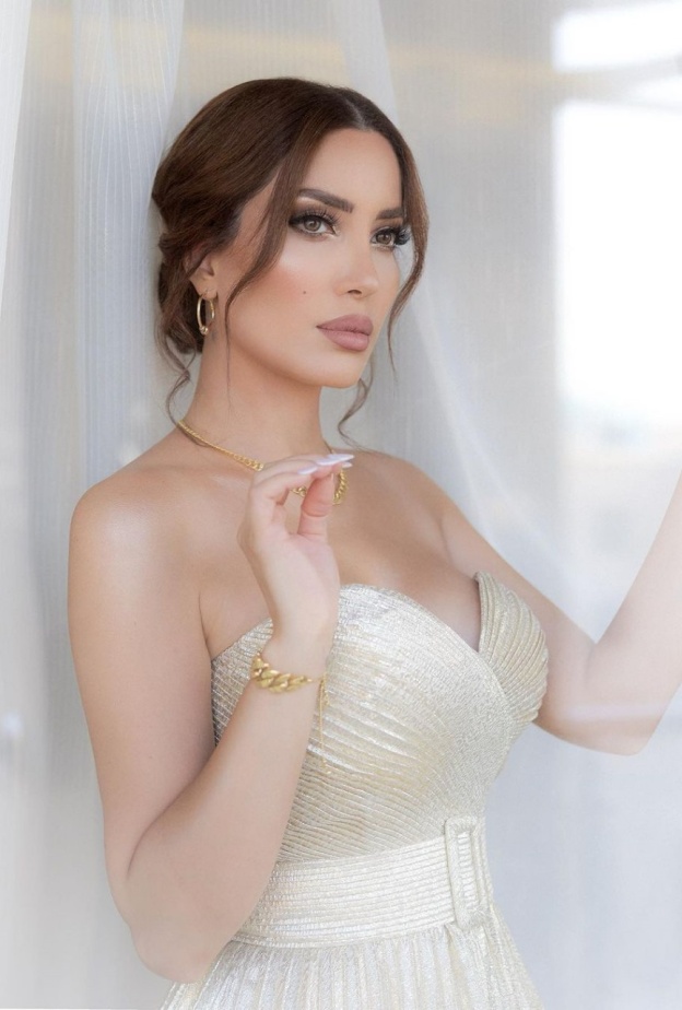 نسرين طافش تُنسق تصاميم المجوهرات البرّاقة مع فساتين السهرة اللافتة