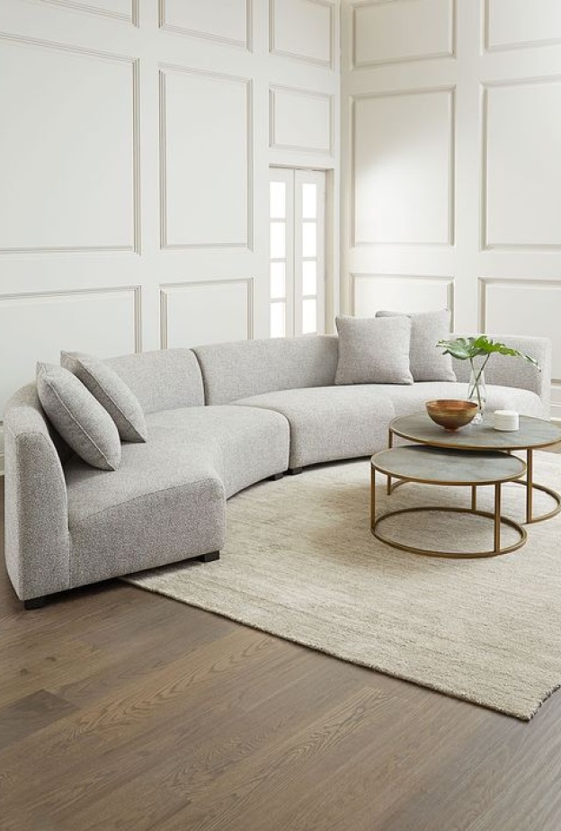 الأثاث المنحني  يخلق جوًا أكثر استرخاءً وجاذبية