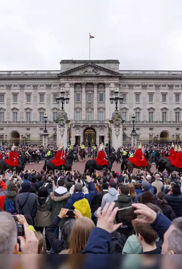 السماح لزوار قصر باكنغهام بدخول الغرفة المركزية