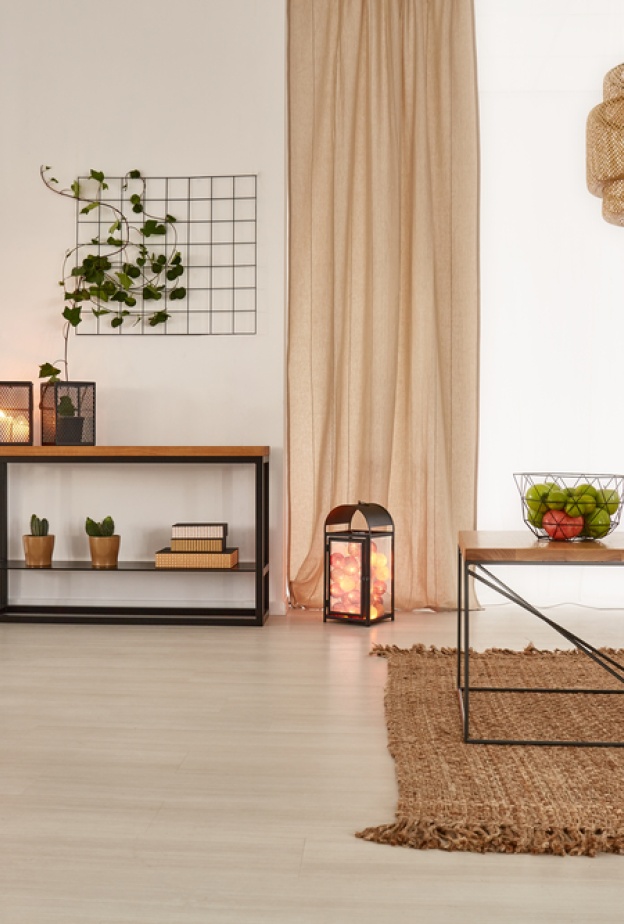 الكتان والقطن من الأقمشة التي تتميز بمظهر مريح وغير رسمي مثالي للديكور الصيفي