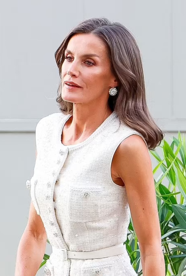 الملكة ليتيزيا بإطلالة بيضاء أنيقة في حفل جوائز الصحافة الدولية