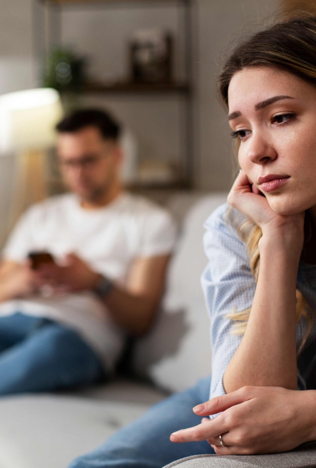 انعدام الأمان عند المرأة سبب شعورها بالتعاسة