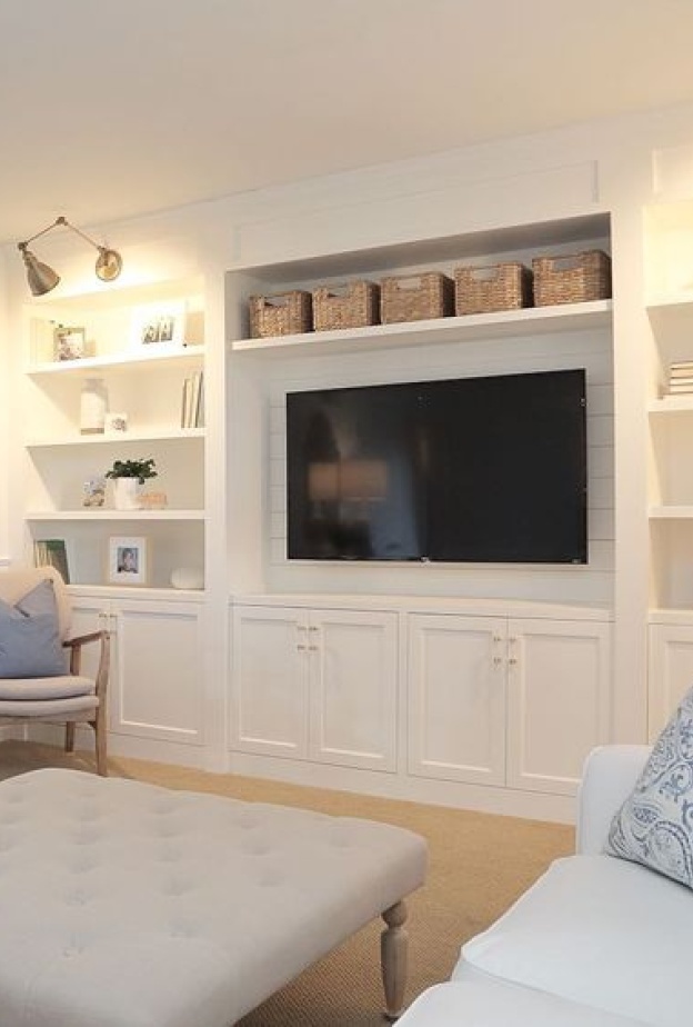 توفر الأرفف الخشبية المدمجة منصة لعرض العناصر الديكورية