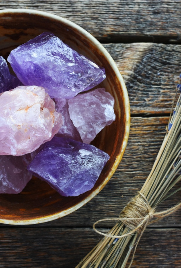 حجر الجمشت يتمتع بلون أرجواني غني