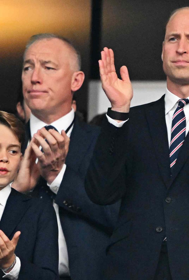 حضور الأمير جورج برفقة والده الأمير وليام على مباريات كرة القدم فقط