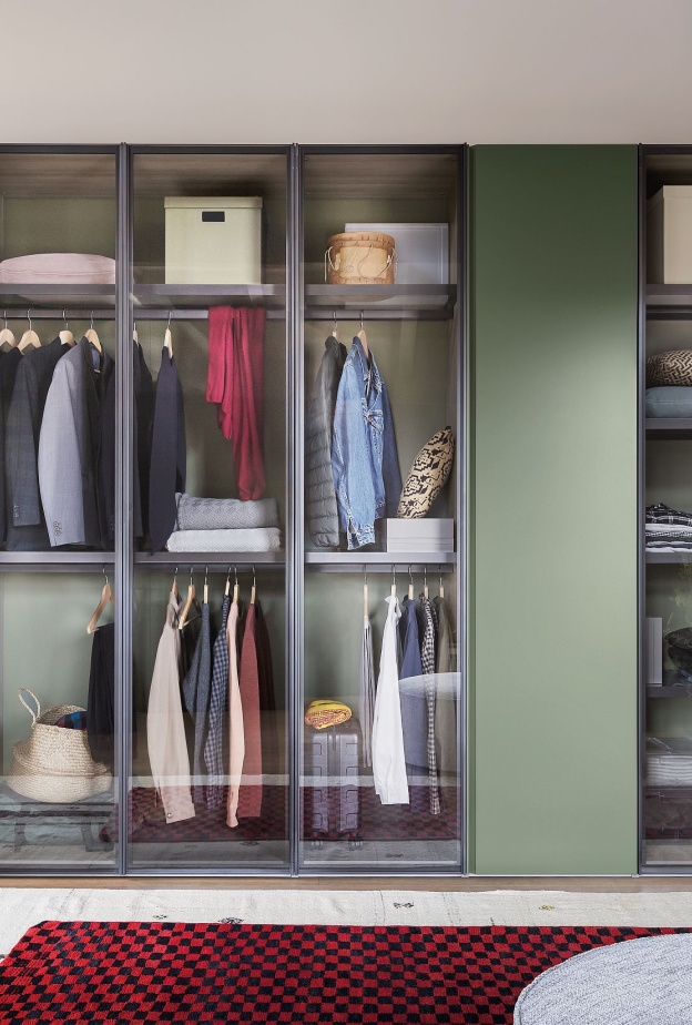 خزانة ملابس بأبواب زجاجية شفافة