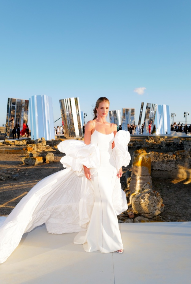 نجمات العالم بتصاميم مجوهرات مُبهرة في عرض أزياء دار Dolce & Gabbana