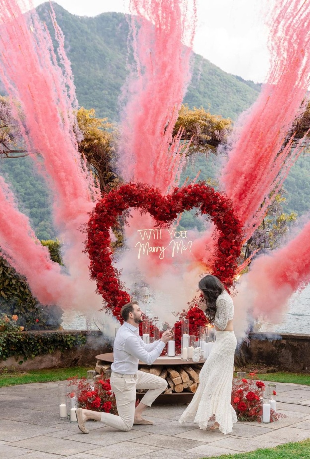 ساندي تاتب لحظة تلقيها عرض الزواج بطريقة رومانسيةفي ايطاليا