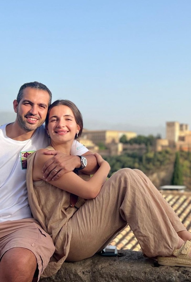شام الذهبي مع زوجها في اسبانيا