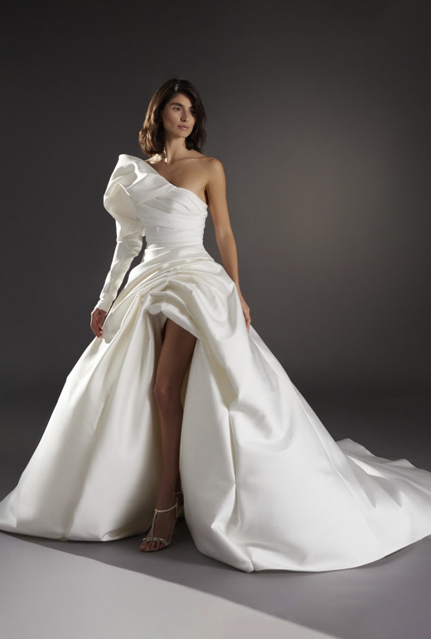 فيونكا على الأكتاف من دار Pronovias