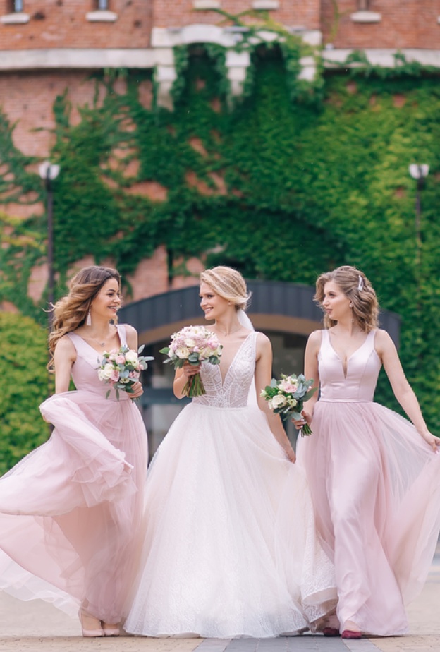 قدمي المعلومات والنصائح التي يحتاج إليها ضيوف حفل زفافك