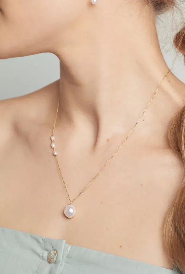 قلادة Baroque Pearl Drop من بوبي فينش Poppy Finch
