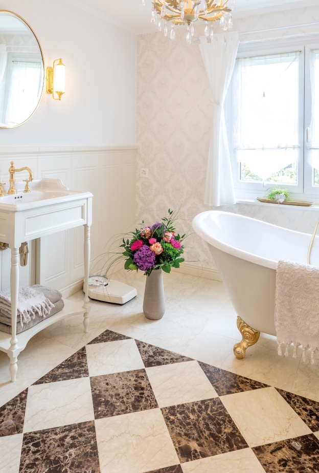 مزج القديم والجديد يمكن أن يضيف طابعًا مميزًا إلى أي مخطط، وخاصة الحمام