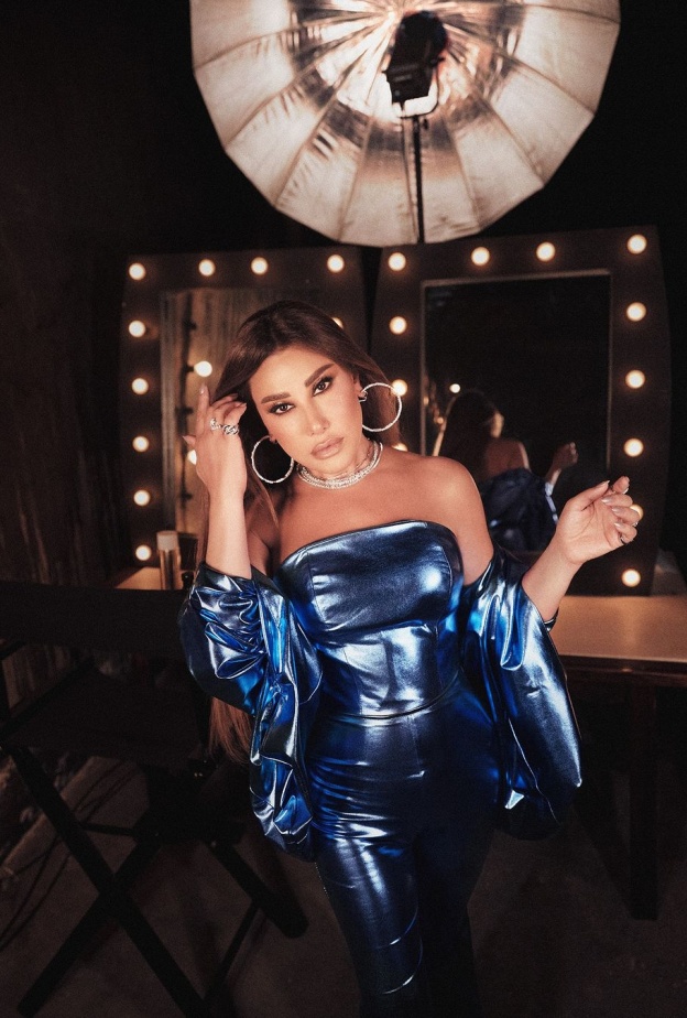 10 أفكار لتنسيق إطلالة الجمبسوت مع المجوهرات الأخاذة من وحي نجمات العرب 