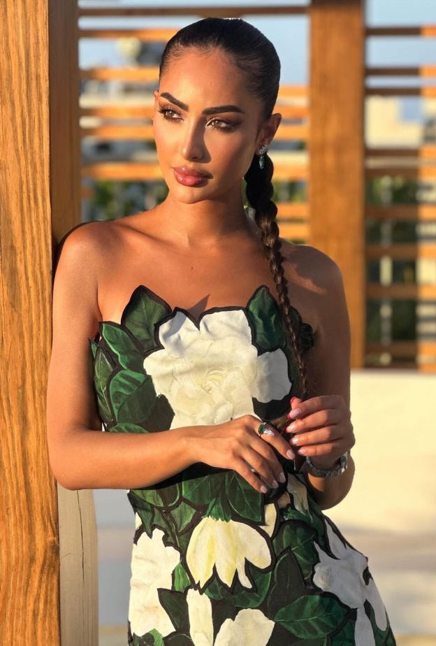 نور الغندور بإطلالة صيفية على الشاطئ- صورة من حسابها على انستغرام