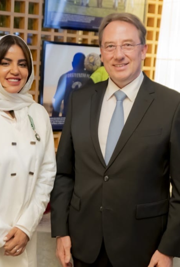 نوره بن سعيدان لـ هي أفتحر بكوني أول فنانة سعودية تحظى بوسام الجوقة برتبة فارس للفنون والآداب من الرئيس الفرنسي