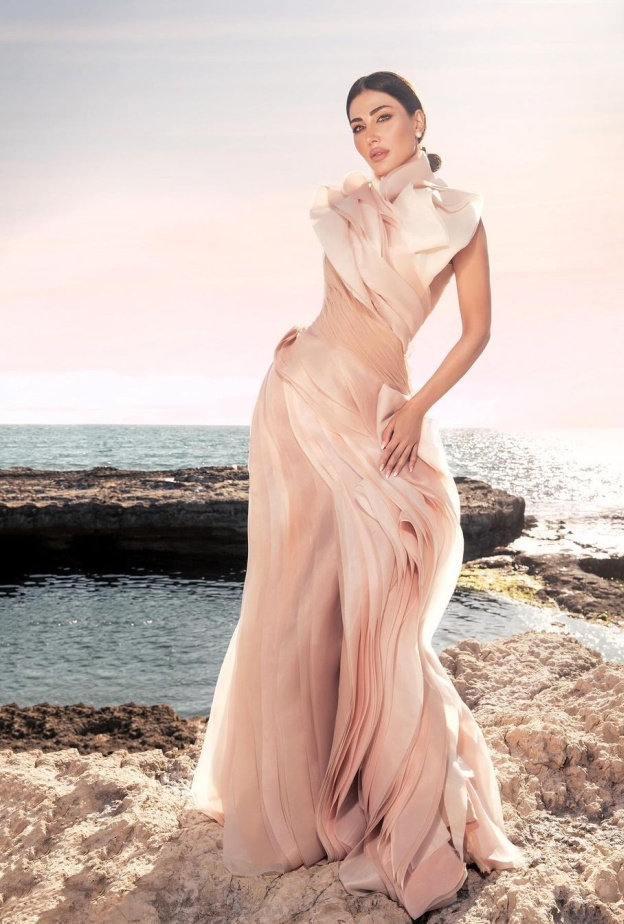 اختاري ما يُناسبك من تنسيقات مجوهرات نجمات العرب لإطلالة أنثوية ناعمة على الشاطئ