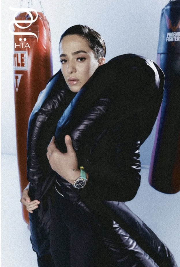 هتان السيف نجمة غلاف هيَ 