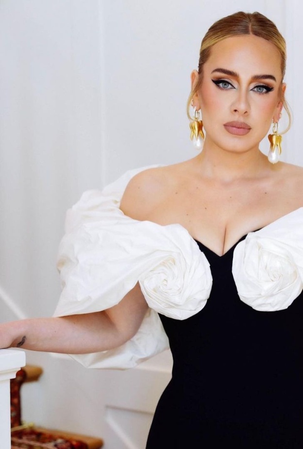 هذا هو ستايل أديل ADELE في اختيار تصاميم مجوهراتها التي تُنسّقها مع فساتين السهرة الأنيقة