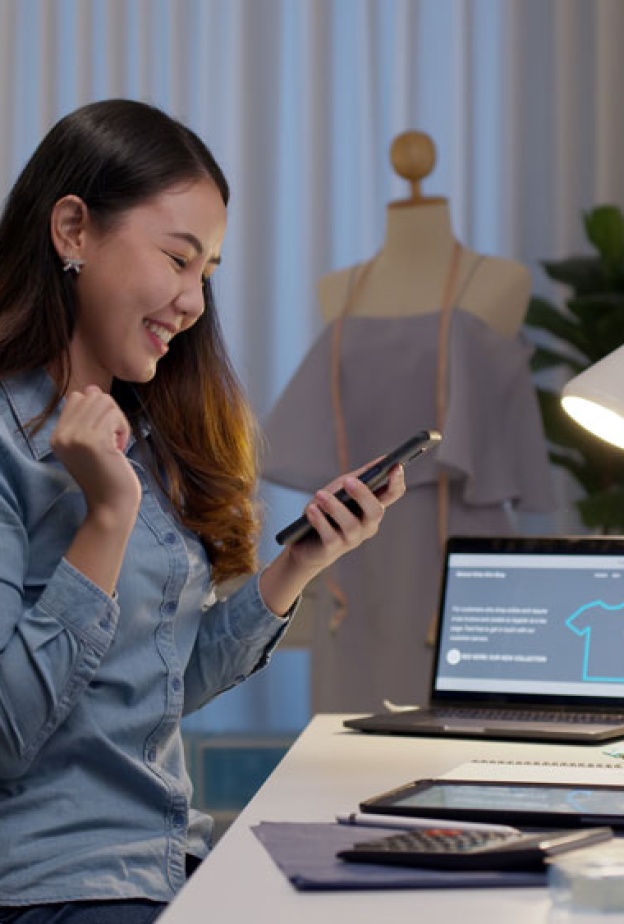 يتعين تحديد الجمهور المستهدف بدقة وفهم احتياجاتهم واهتماماتهم قبل انشاء الإعلان