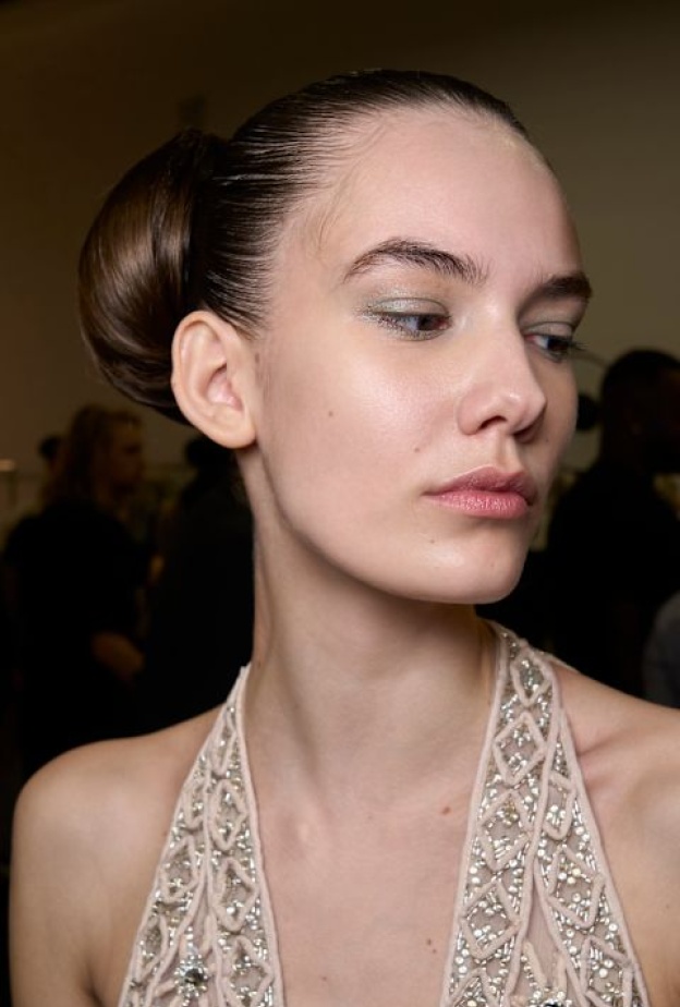 أفضل مستحضرات الكريمات الخاصة للعناية بالرقبة هذا الصيف