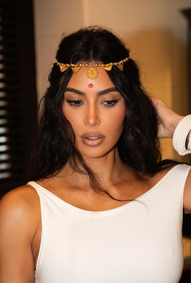 أكسسوارات شعر السلاسل الذهبية مع تسريحات الشعر المنسدلة من وحي kim Kardashian