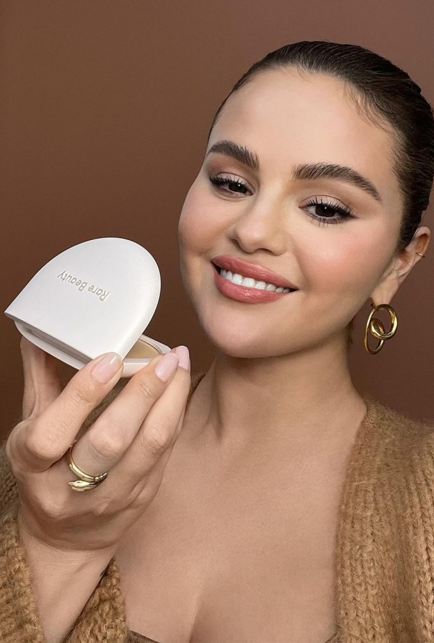 ألوان البلاشر البرونزي مع التموجات اللماعة بأسلوب سيلينا غوميز