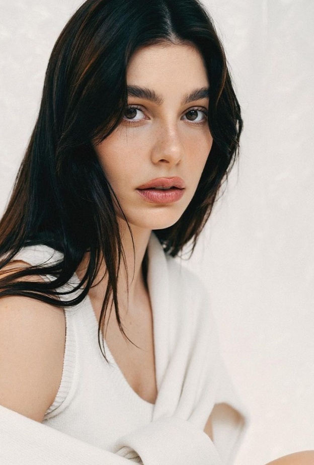 ألوان الهايلايت البني للشعر الأسود من وحي اطلالة النجمة Camila Morrone