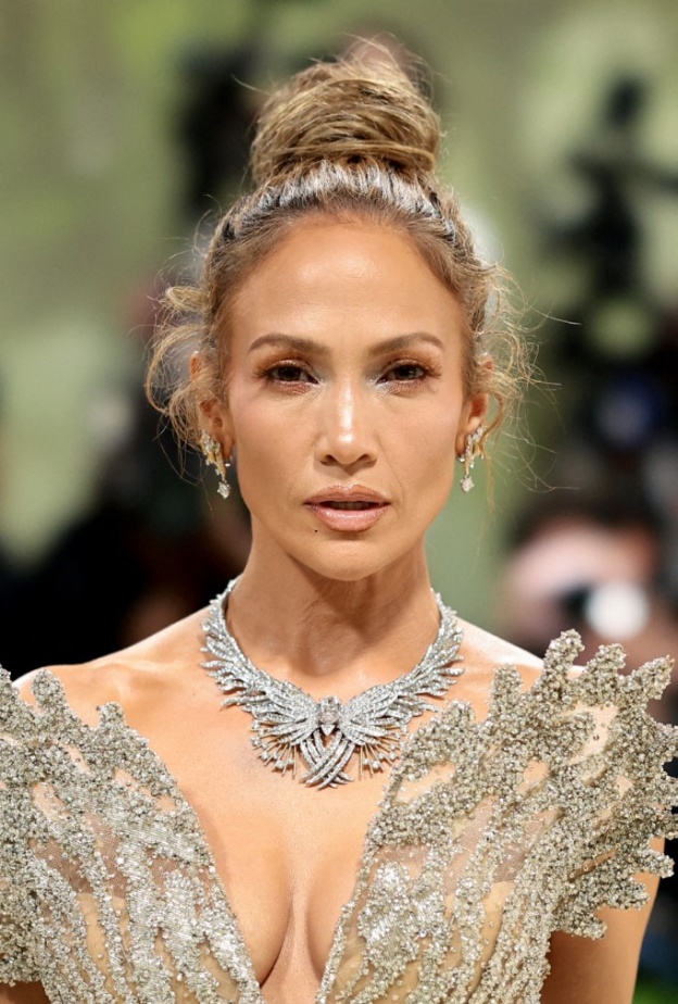 إطلالة Jennifer Lopez بمكياج برونزي براق