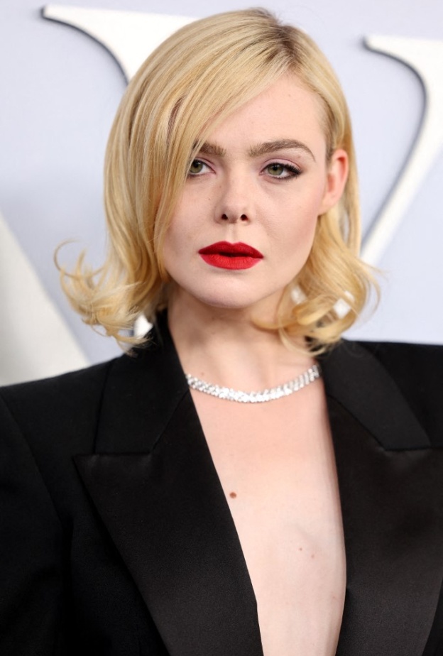 اطلالة Elle Fanning بخطوط الكحل الاسود