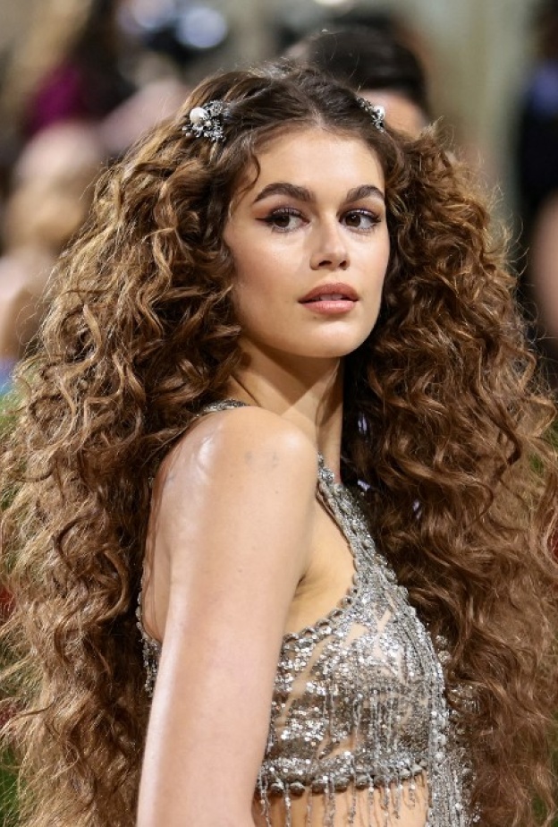 تسريحات الشعر الكيرلي الجريء بأسلوب Kaia Gerber