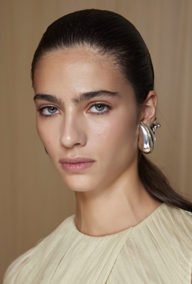 تعريض الحواجب الطبيعية من دار Tory Burch
