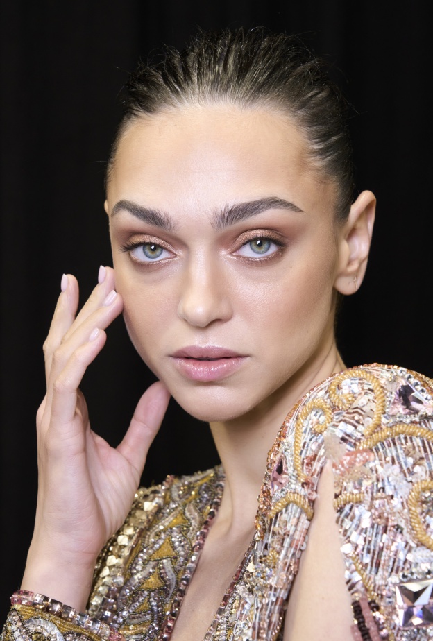 تمرير البلاشر المات بطريقة دائرية من دار Zuhair Murad