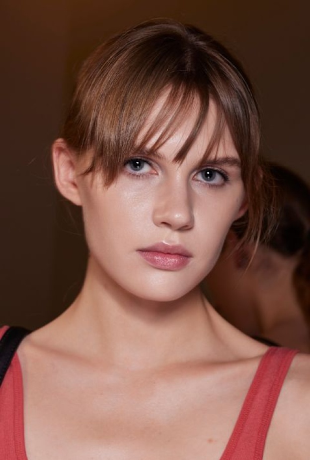 خياراتنا من مرطب الشفاه اثناء السباحة