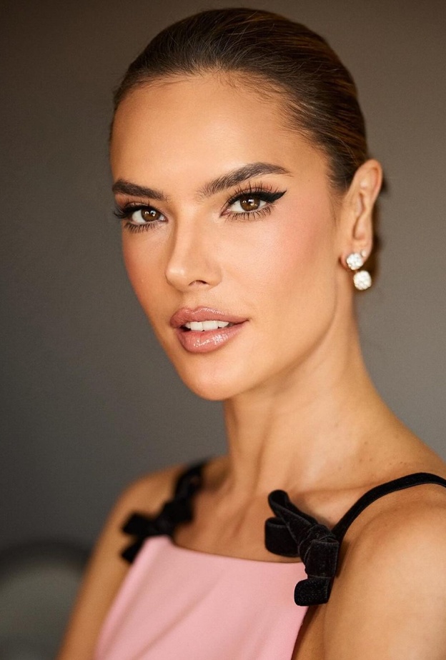 رسمات الآيلاينر المجنحة من الجهة الخارجية بأسلوب النجمة Alessandra Ambrosio-الصورة من حساب خبير المكياج Carolina Gonzalez