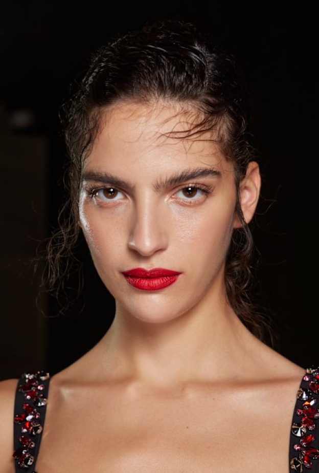 روج باللون الأحمر المفعم بالحياة بأسلوب دار Erdem