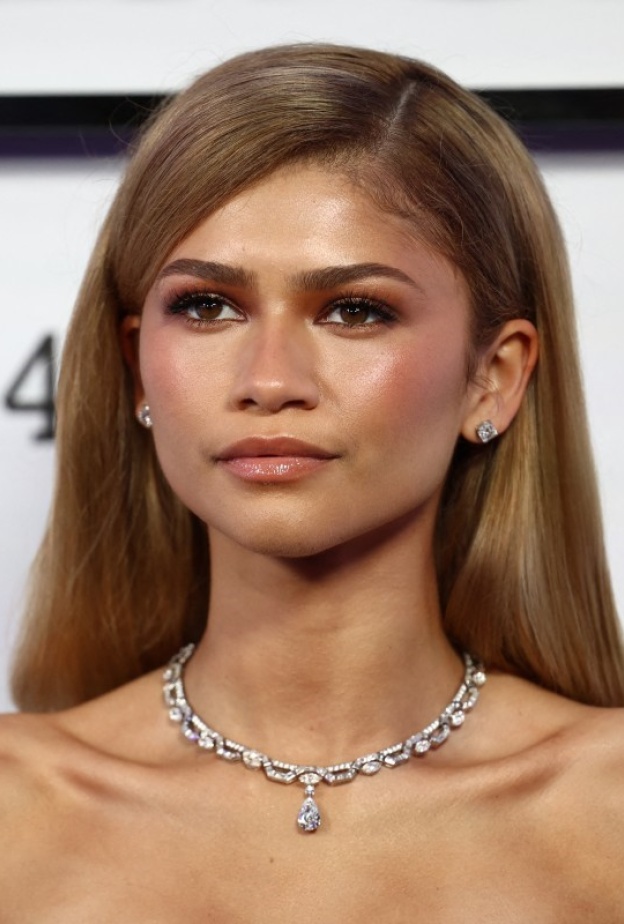 صبغة شعر بني فاتح كراميل مع الذهبي من وحي Zendaya