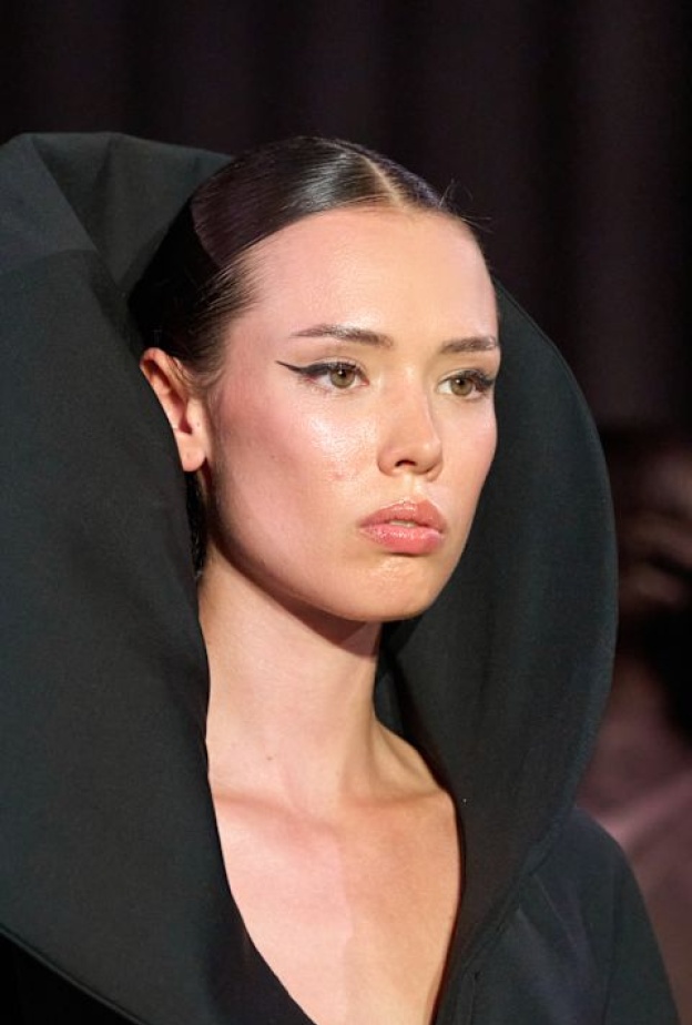 طرق محاربة علامات التقدم بالسن حول العين للمرأة الثلاثينية