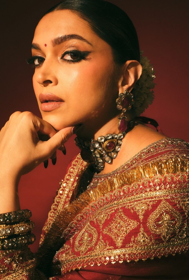 مكياج أسود مات بأسلوب Deepika Padukone