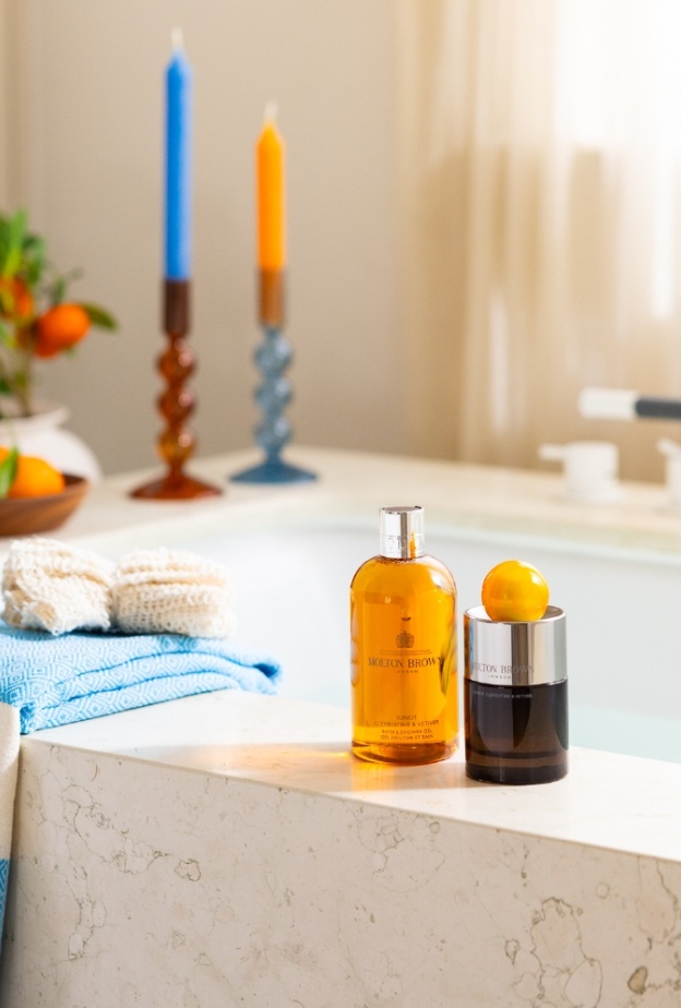 تشكيلة SUNLIT CLEMENTINE & VETIVER المثالية للصيف من MOLTON BROWN