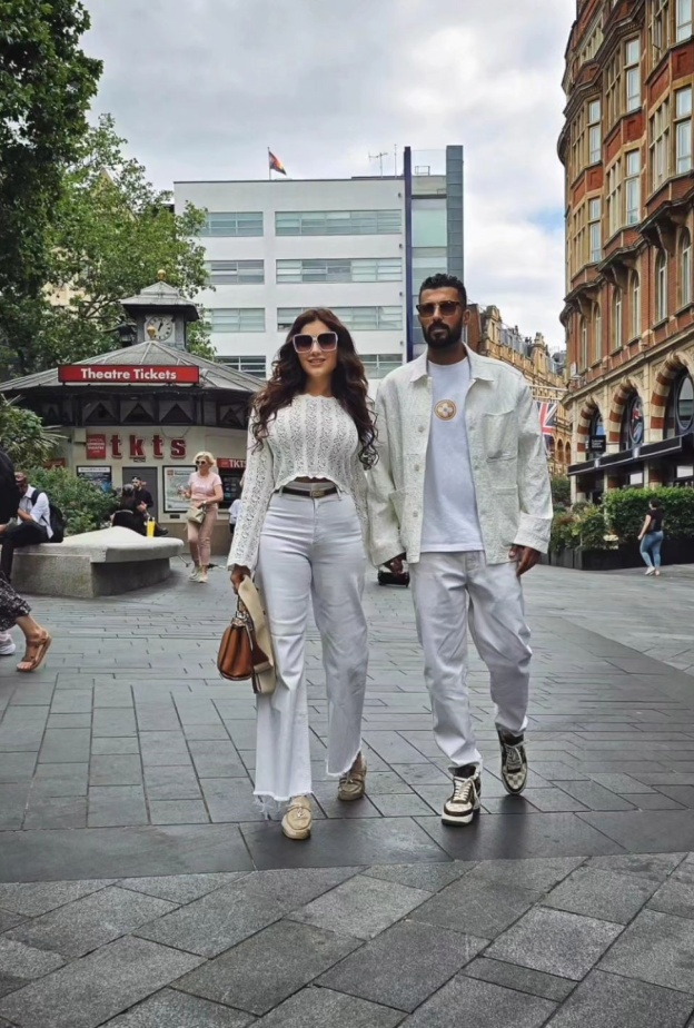 مي عمر تلهمك بإطلالة عصرية شبابية في جولتها السياحية في لندن