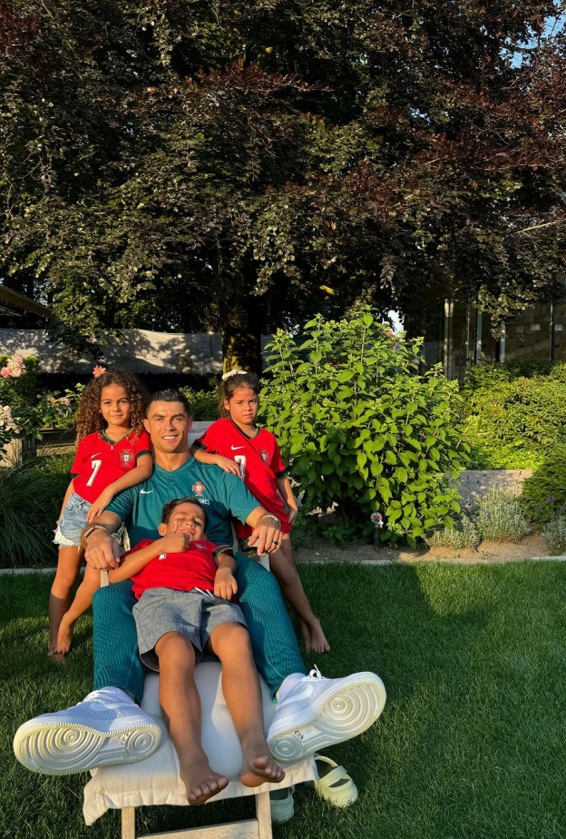 رونالدو وابنائه