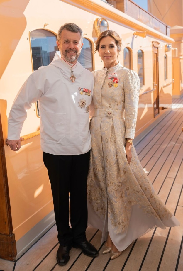 إطلالة ملكية ذهبية مبهرة للملكة ماري