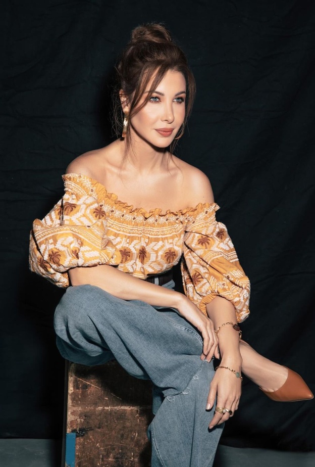 نانسي عجرم أبهرتنا بإطلالاتها الملونة في كليبها "من نظرة"
