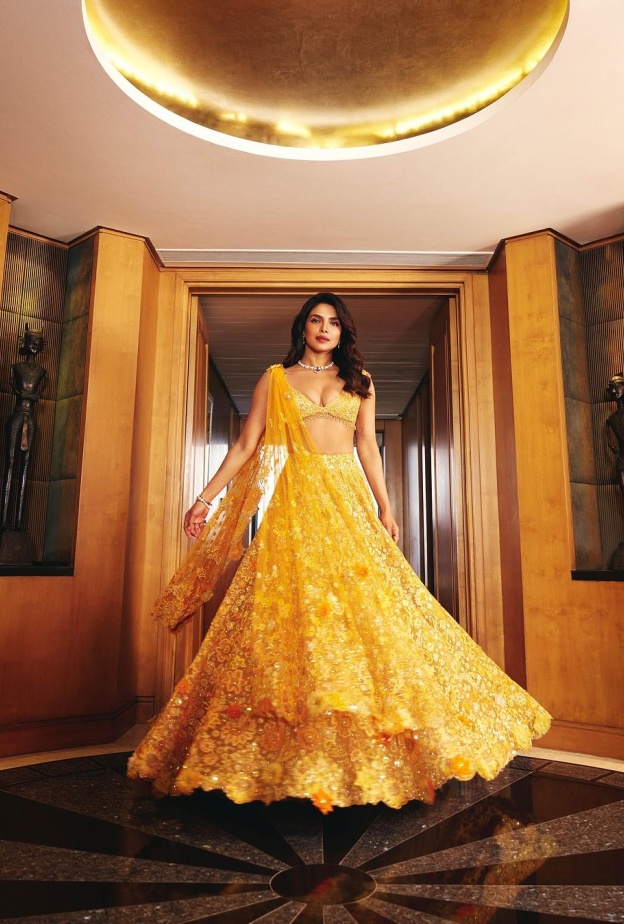 من هم مصممو الأزياء وراء التصاميم الساحرة في حفل زفاف أمباني الفاخر في الهند