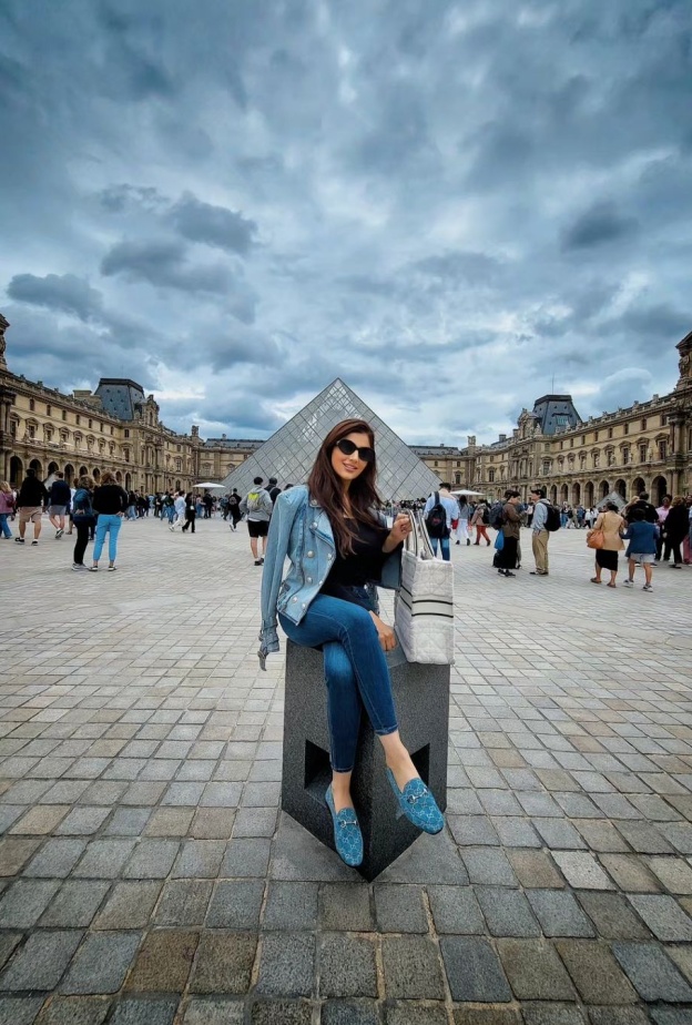 تنسيقات صيفية متنوعة بأسلوب مي عمر تناسب مختلف الأجواء في المناطق السياحية .. إليكم الصور