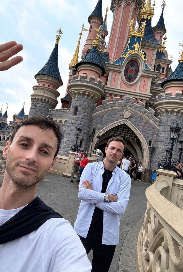 Coperni تنقل أسبوع الموضة في باريس إلى ديزني لاند: تحدٍّ جديد للأناقة والإبداع