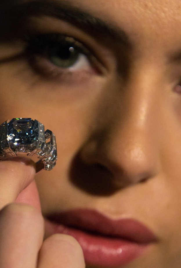 هذا هو أشهر خاتم ألماس أزرق في العالم