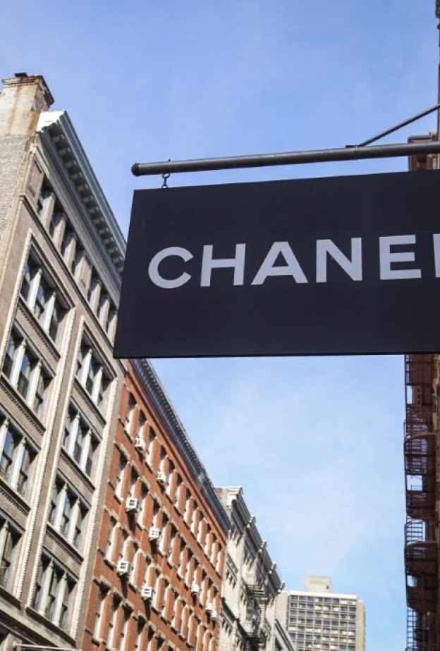 CHANEL من أشهر دور الأزياء الفرنسية في العالم