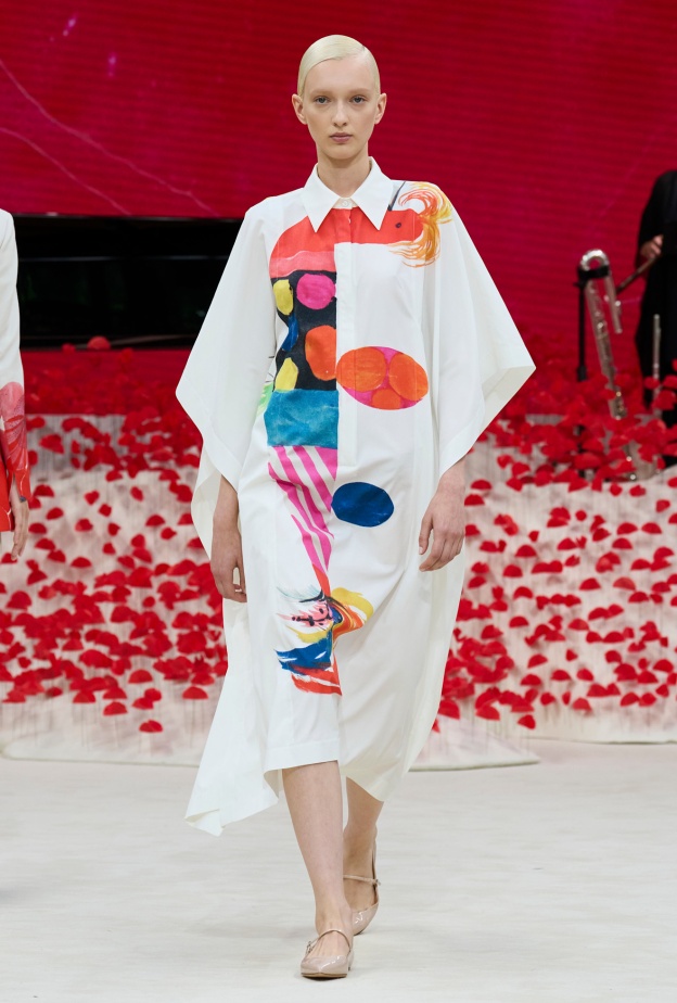 إطلالة من Akris لربيع وصيف 2024